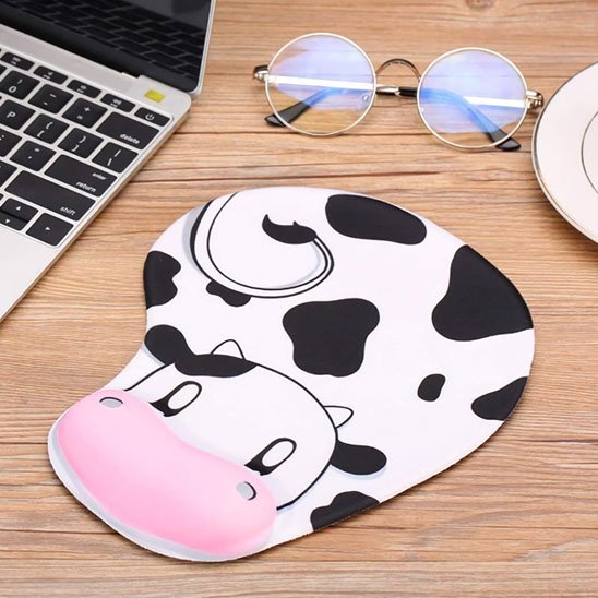 Tapis de souris avec ordinateur a cote