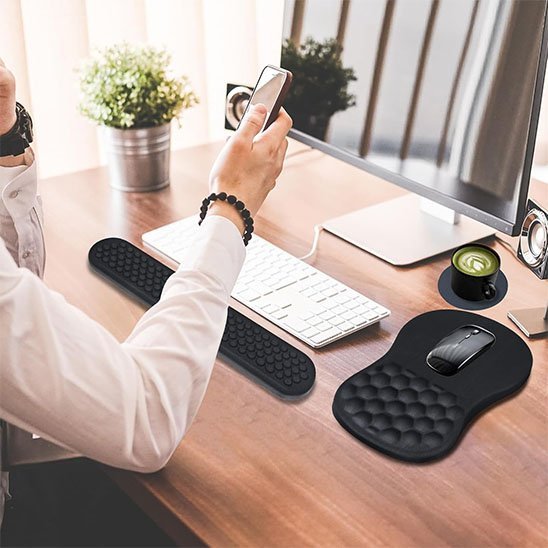 tapis de souris ergonomique noir presente sur bureau moderne