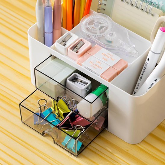 Organisateur de bureau blanc avec accessoires mis en evidence