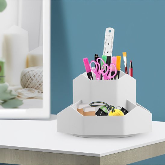 Organisateur de bureau blanc avec crayons et stylos sur bureau