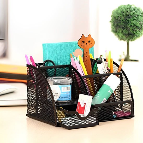 Organisateur de bureau noir en maille avec des accessoires de bureau