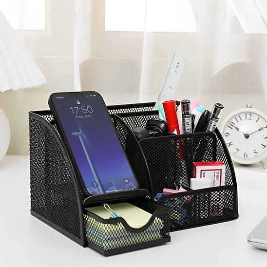 Organisateur de bureau noir mis en evidence avec ses compartiments