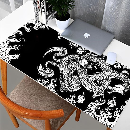Sous main bureau design dragon noir et blanc avec laptop