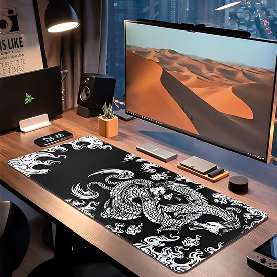 Sous main bureau design dragon noir et blanc devant ecran