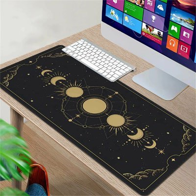 Sous main bureau motif cycle soleil lune noire devant ecran