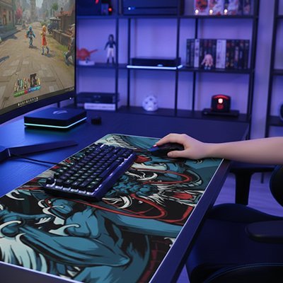 Sous main bureau motif dragon bleu avec clavier et souris dessus