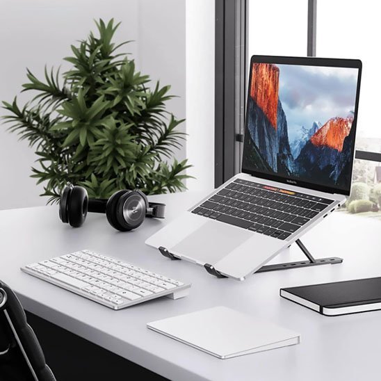 Support ordinateur portable avec laptop dessus et clavier a cote