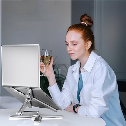 Support ordinateur portable avec une femme l'utilisant avec un laptop