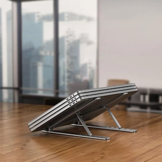 Support ordinateur portable en aluminium argenté supportant des laptops