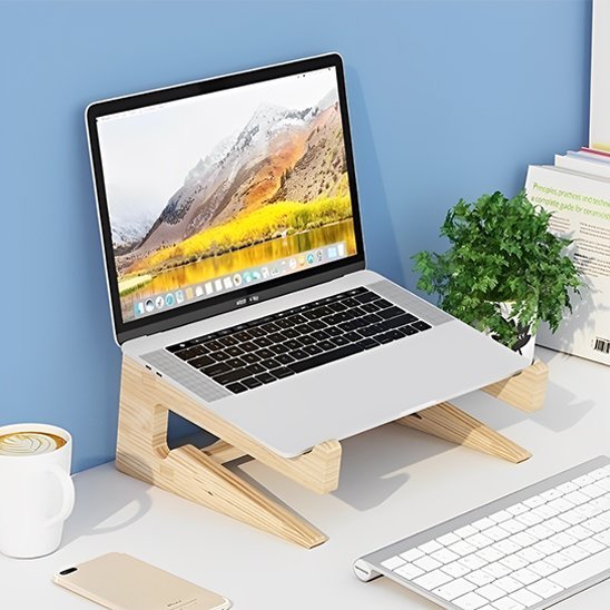 Support ordinateur portable en bois en evidence avec laptop