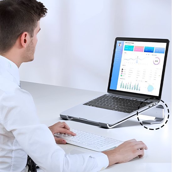 Support ordinateur portable en utilisation avec homme devant laptop 2
