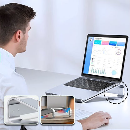 Support ordinateur portable en utilisation avec homme devant laptop
