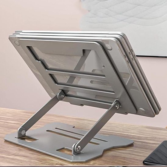 Support ordinateur portable tenant un laptop ferme