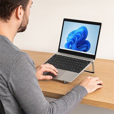 Support ordinateur portable utilise par une personne en illustration