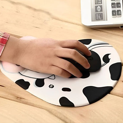 Tapis de souris avec une main dessus