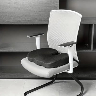 coussin ergonomique comfort noir sur chaise de bureau