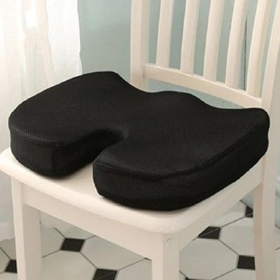 coussin ergonomique comfort noir sur chaise en bois