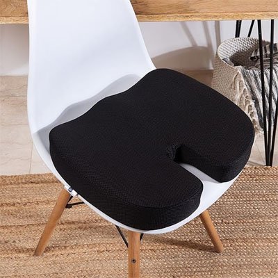 coussin ergonomique comfort noir sur chaise en plastique