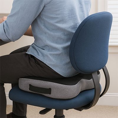 coussin ergonomique support dorsal sur chaise avec un homme dessus