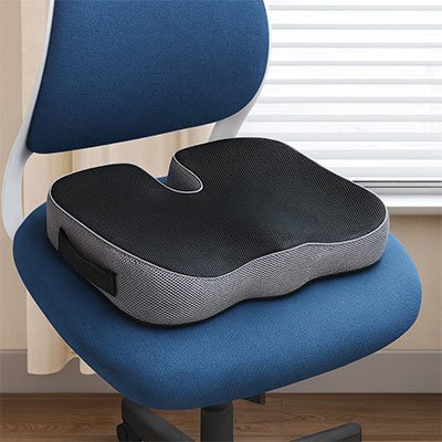 coussin ergonomique support dorsal sur chaise bleue 2