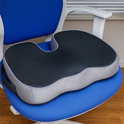 coussin ergonomique support dorsal sur chaise bleue