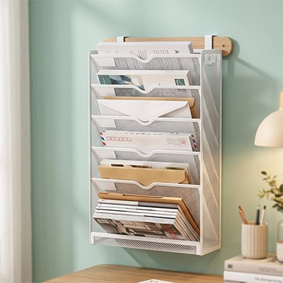 Organisateur de bureau  en maille couleur blanche avec des documents