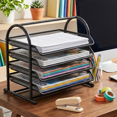 Organisateur de bureau quatre plateaux avec des documents dessus