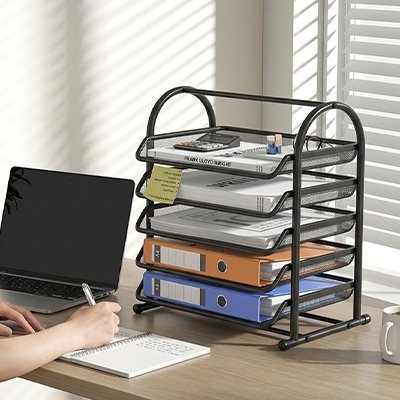 Organisateur de bureau cinq plateaux avec des documents sur bureau