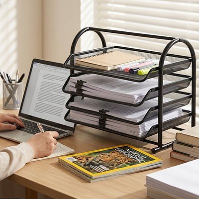 Organisateur de bureau quatre plateaux avec des documents sur bureau