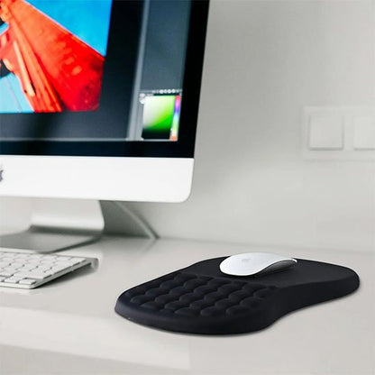setup bureau avec tapis de souris  ergonomique noir a cote