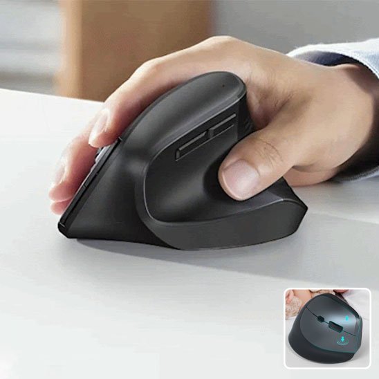 souris ergonomique comfortpro tenue par une main sur bureau 2