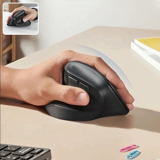 souris ergonomique comfortpro tenue par une main sur bureau