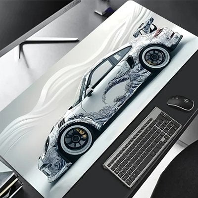 sous main bureau avec clavier et souris sur bureau noir