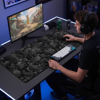 sous main bureau avec un homme gamer devant ecran