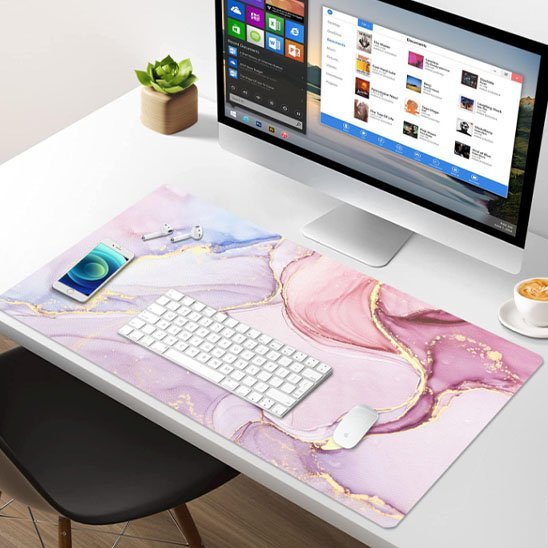 sous-main-bureau-marbre-avec-clavier-et-souris-devant-ecran
