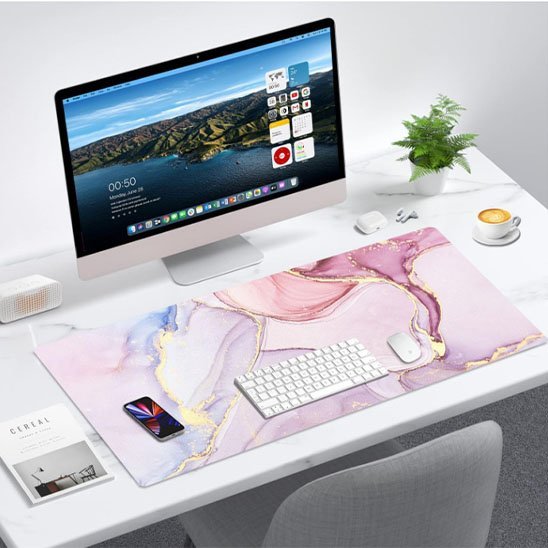 sous main bureau marbre avec setup ordinateur dessus