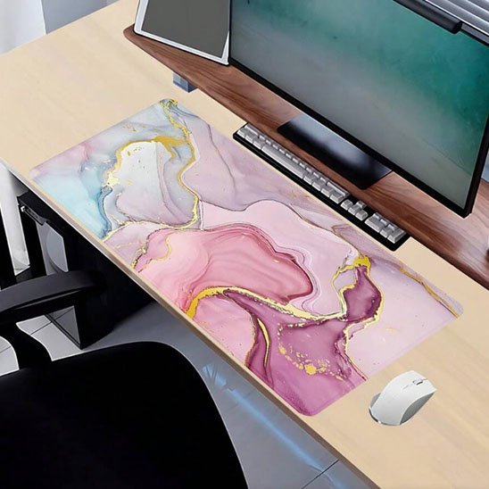 sous-main-bureau-marbre-pose-sur-un-bureau