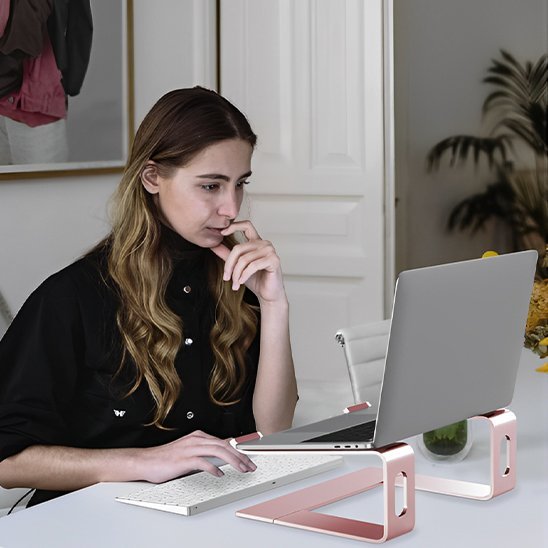 support ordinateur ergonomique avec femme utilisant son laptop dessus
