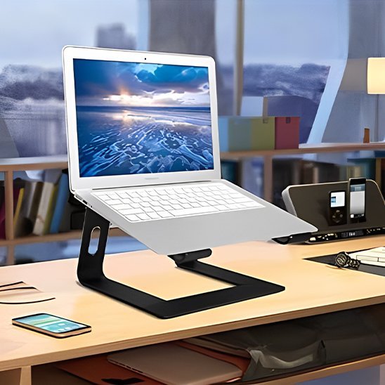 support ordinateur ergonomique avec laptop pose sur bureau