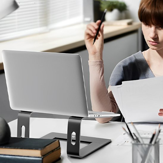 support ordinateur ergonomique pose sur un bureau avec laptop