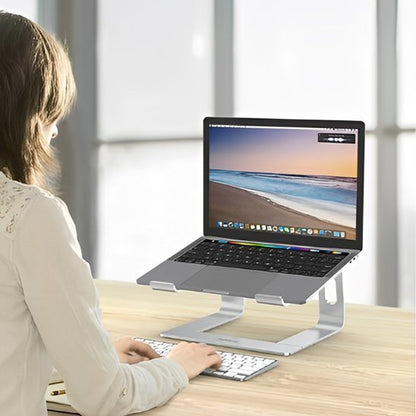 support ordinateur ergonomique utilise par une femme avec son laptop
