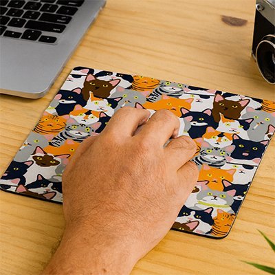 tapis de souris avec chats en plusieurs couleurs entassés