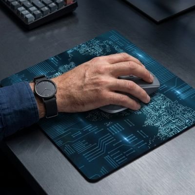 Tapis de souris standard avec une main tenant une souris