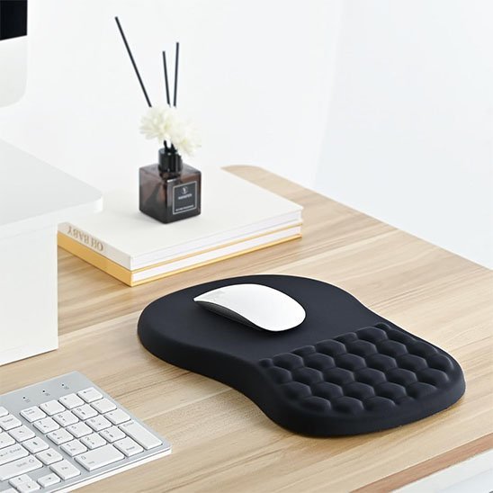 tapis de souris  ergonomique noir mis en evidence sur bureau