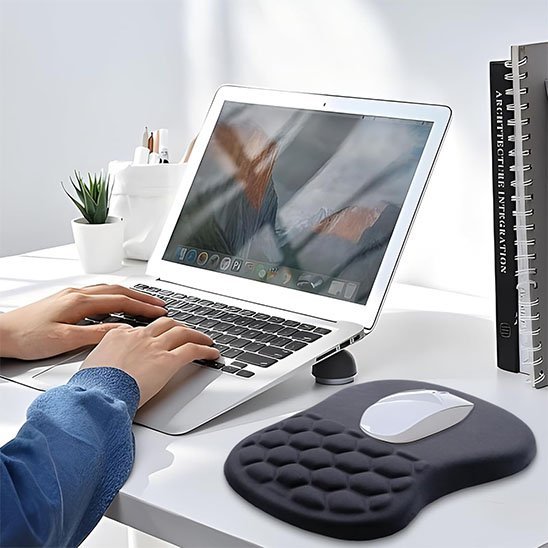 tapis de souris ergonomique noir sur bureau avec ordinateur