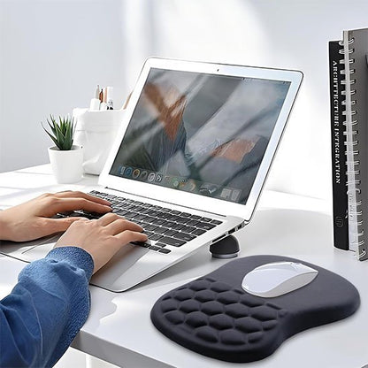 tapis de souris ergonomique noir sur bureau avec ordinateur