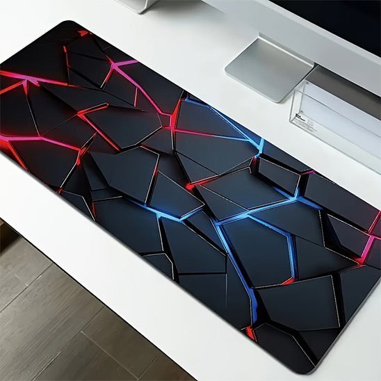 tapis de souris gamer avec ordinateur sur bureau blanc