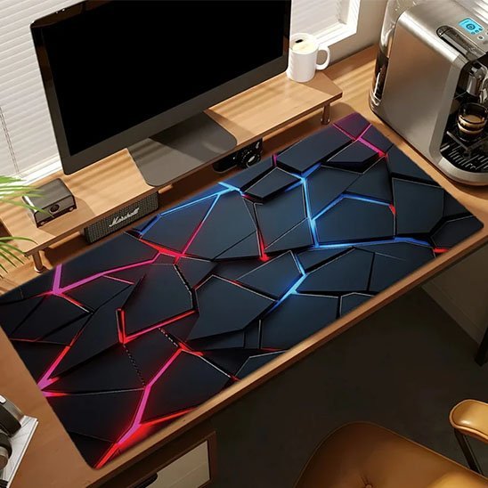 tapis de souris gamer avec ordinateur sur bureau en bois