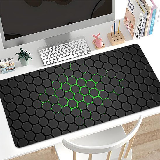 tapis de souris gamer noir avec fond vert devant ecran