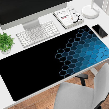 tapis de souris gamer noir et bleu sur bureau